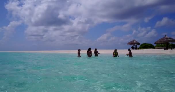 Vidéo Filles Dans Eau Claire Turquoise Près Plage Jouant Avec — Video