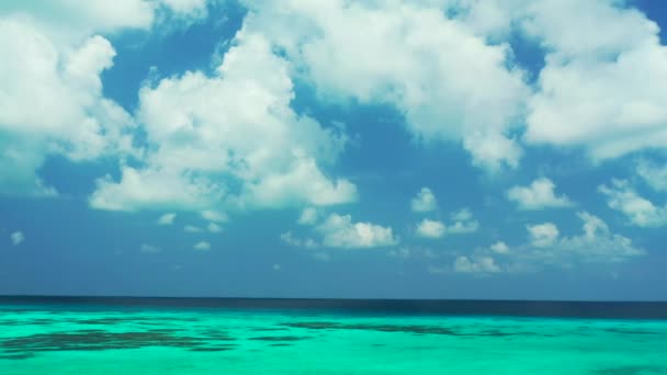 Mar Turquesa Vibrante Con Cielo Azul Nublado Viajar Tailandia — Vídeo de stock