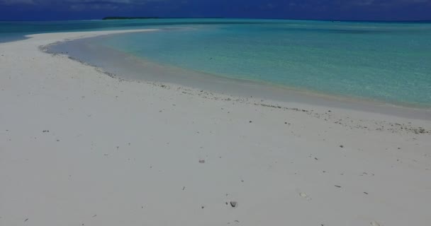 浅い水で白い砂浜 インドネシアのバリへのエキゾチックな旅 — ストック動画