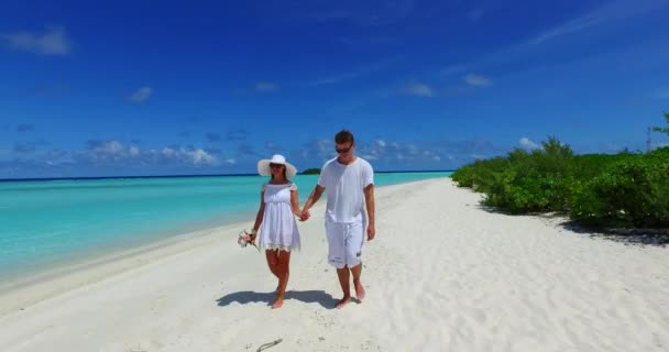 甘いカップルを受け入れ Bora Boraの青い空とターコイズブルーの海の後ろの海岸で楽しんで — ストック動画