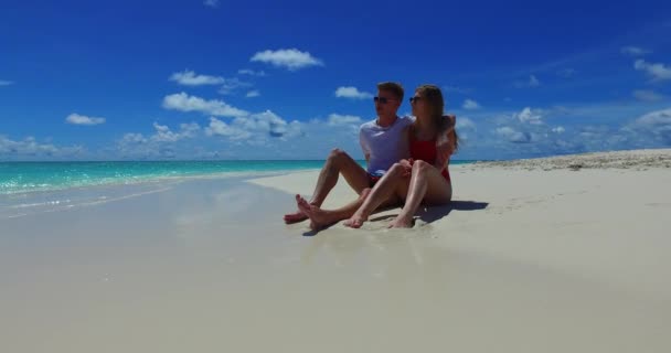 Pareja Romántica Playa Tropical — Vídeo de stock