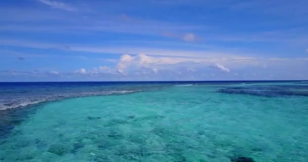 長い波と透明な浅い水 アジアの風景 — ストック動画