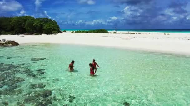 Mujeres Jóvenes Disfrutando Vacaciones Playa Resort Tropical Isla Bali — Vídeo de stock