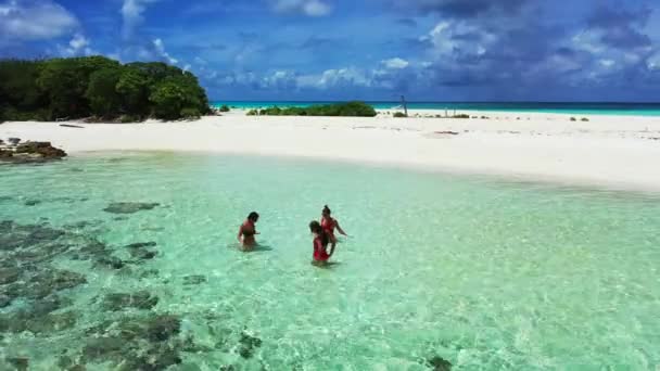 Unga Kvinnor Njuter Semester Stranden Tropiska Resort Bali — Stockvideo