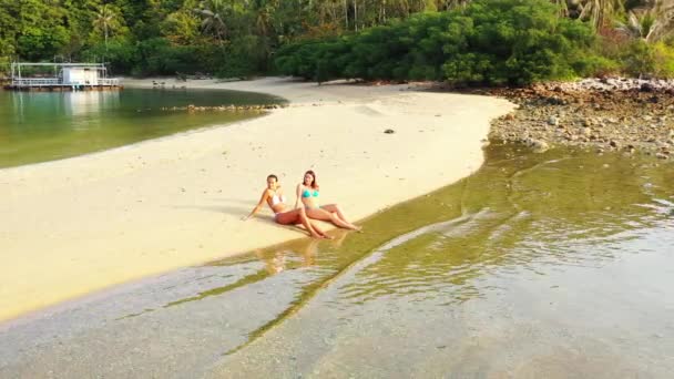 Duas Jovens Amigas Biquíni Deitado Costa Mar Banhos Sol Mulheres — Vídeo de Stock
