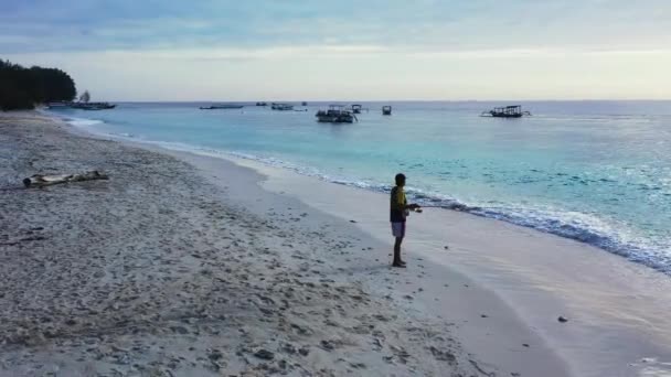 Pescador Indonésio Pôr Sol Nas Águas Tropicais Perto Sumatra Indonésia — Vídeo de Stock