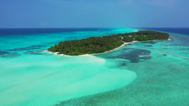 明るいターコイズブルーの海の熱帯緑の島 インドネシア バリのエキゾチックな自然シーン — ストック動画