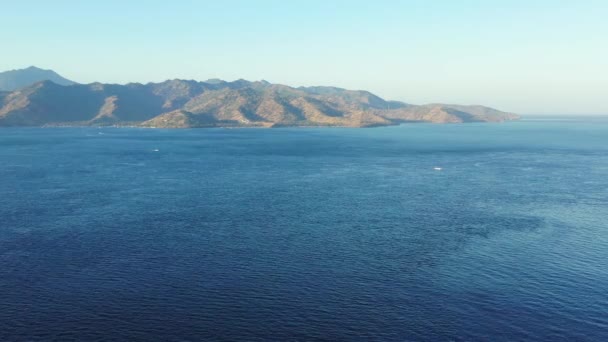 Calma Mar Azul Profundo Con Las Bocas Altas Fondo Viaje — Vídeo de stock
