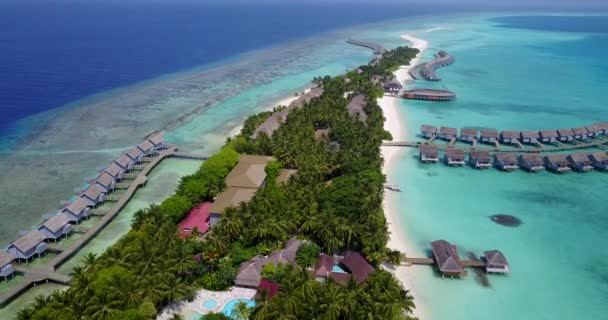 Vista Aérea Estación Verano Isla Con Bungalows Largo Costa Paisaje — Vídeos de Stock