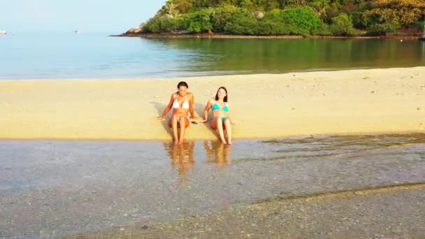 Duas Jovens Amigas Biquíni Deitado Costa Mar Banhos Sol Mulheres — Vídeo de Stock