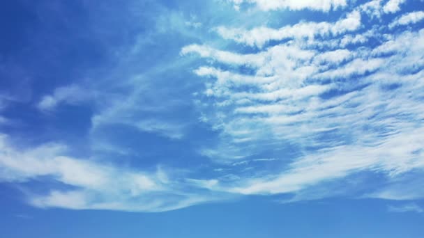 ふかふかの白い雲が青空を眺めます 南アジアのモルディブでのエキゾチックな休暇 — ストック動画