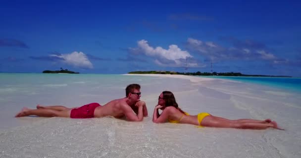 Jeune Couple Heureux Détendre Sur Plage Tropicale Jamaïque Voyage Concept — Video