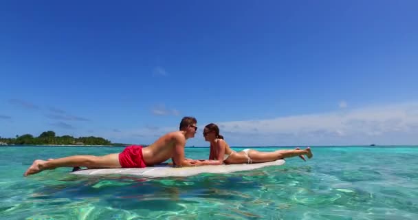 Jeune Couple Amoureux Amuser Reposer Dans Bel Océan Île Tropicale — Video