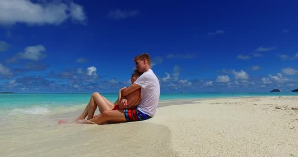 Romantisches Paar Tropischen Strand — Stockvideo