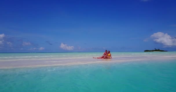 Vacaciones Verano Playa Arena Blanca Isla Agua Turquesa Pareja Feliz — Vídeos de Stock