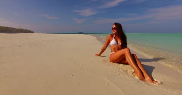 Mujer Viajera Lujo Relajándose Sobre Agua Del Océano Turquesa Tahití — Vídeos de Stock