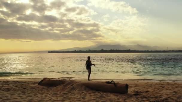 タイの夕日のビーチでロッドと漁師釣り — ストック動画