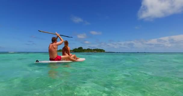 Hombre Guapo Mujer Hermosa Divirtiéndose Playa Arena Maldivas — Vídeo de stock