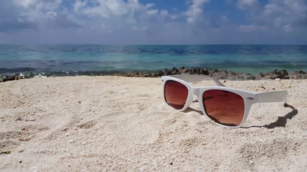 Sonnenbrille Auf Dem Sand Tropischer Urlaub Auf Den Bahamas Karibik — Stockvideo