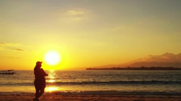 Kobieta Robi Zdjęcie Pięknej Plaży Zachodzie Słońca Tajlandii — Wideo stockowe