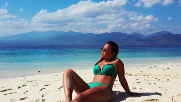 Schöne Junge Frau Sonnt Sich Tropischen Strand — Stockvideo