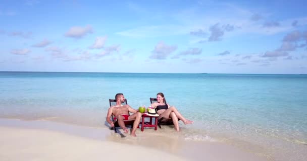 两个年轻恋人在热带岛屿放松和享受假期的视频 — 图库视频影像