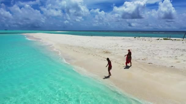 Vista Belas Mulheres Jovens Relaxando Praia Maldivas — Vídeo de Stock