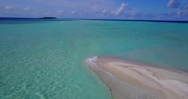 浅い水の島につながる砂の端 モルディブへのエキゾチックな旅 — ストック動画