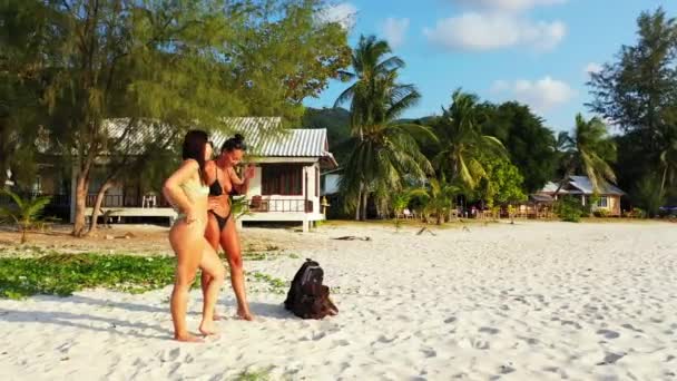Δύο Νεαρές Φίλες Στέκονται Στην Αμμώδη Ακτή Κάνουν Ηλιοθεραπεία Και — Αρχείο Βίντεο