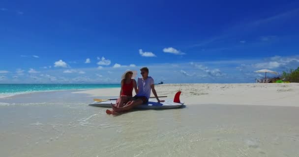 Pareja Romántica Playa Tropical — Vídeos de Stock