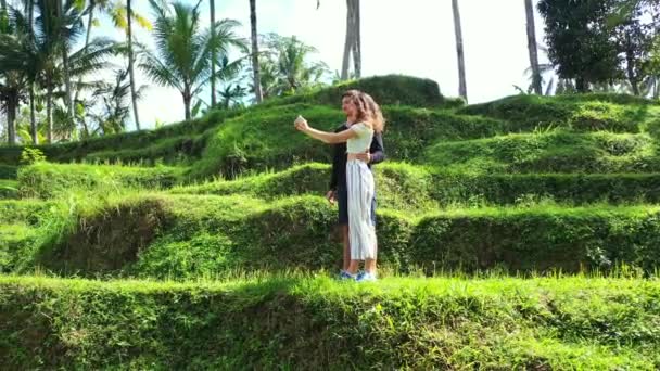Schönes Junges Paar Genießt Seinen Urlaub Auf Tropischer Insel Sommerreisekonzept — Stockvideo