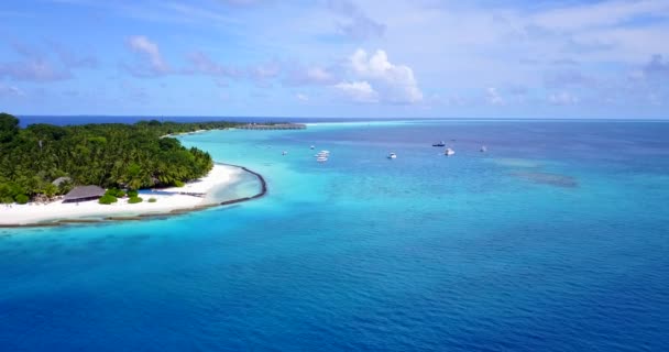 Blick Auf Das Pulsierende Meer Mit Buhnen Rund Die Insel — Stockvideo