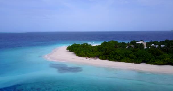 岛上有阳光灿烂的海滩 巴厘的海上放松 — 图库视频影像