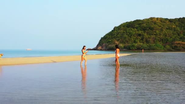 Uma Menina Fotografando Sua Namorada Telefone Celular Água Costa Mar — Vídeo de Stock