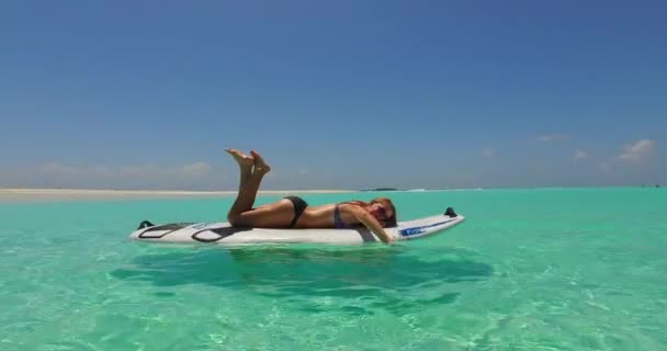 Video Athletic Tan Girl Lying Surfboard Lowered Hand Water Swinging — Stock Video
