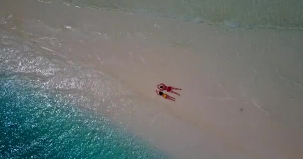 Щаслива Пара Пляжі Сміється Під Час Відпусток Кубі — стокове відео