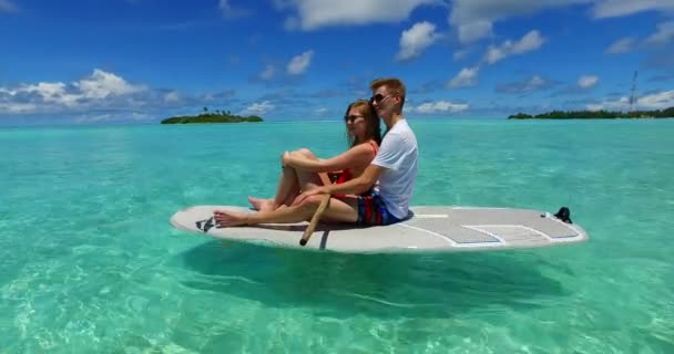 Parejas Jóvenes Tabla Surf Surfeando Juntas Mar Azul Turquesa República — Vídeo de stock