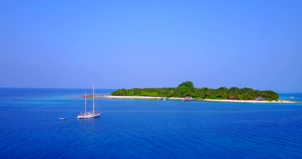 青い海の島につながるセーリングボート モルディブの夏の風景 — ストック動画