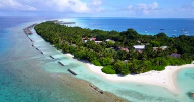 Yeşil adanın etrafındaki dalgalar. Seyşel Sahnesi, Doğu Afrika.