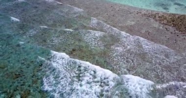 Dalgalanan küçük deniz dalgaları. Endonezya, Bali 'de yaz tatili.  