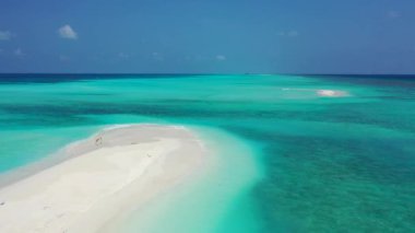 Temiz turkuaz su ve beyaz kumla bakir kumsalın göz kamaştırıcı manzarası. Fiji, Okyanusya 'nın doğal manzarası.