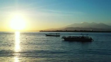 Yanaşmış teknelerle gün batımı manzarası. Jamaika, Karayipler Manzarası.