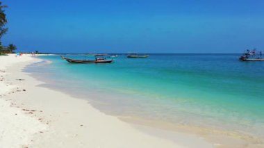 Rıhtıma yanaşmış turkuaz tekneli parlak bir deniz. Avustralya 'ya yaz gezisi.