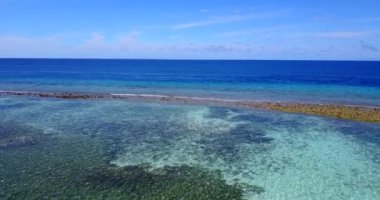 Turkuaz deniz kenarı insansız hava aracı manzaralı yeşil ada. Filipinler, Asya 'ya Seyahat.