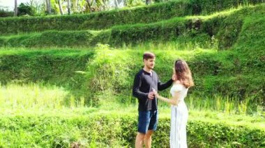 Gündüz vakti erkek arkadaşıyla birlikte tropikal adada doğanın tadını çıkaran genç bir kadının görüntüsü. Seyahat konsepti. 