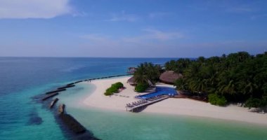 Adada havuzu ve şezlongları olan küçük kulübeler. Gili Trawangan, Endonezya 'nın doğal manzarası.