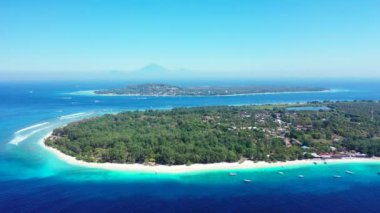 Sıcak ve güneşli bir havada manzaralı deniz manzarası. Endonezya, Bali 'de tatil sezonu.
