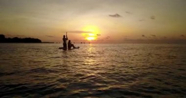 Okyanusta yemek masasında birbirini seven mutlu çift.