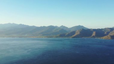 Dağın arka planında deniz manzarası. Tayland, Asya 'da yaz tatili. 