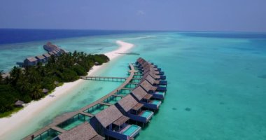 Adadaki sıcak bungalovlar. Güney Asya, Maldivler 'de yaz deniz manzarası.